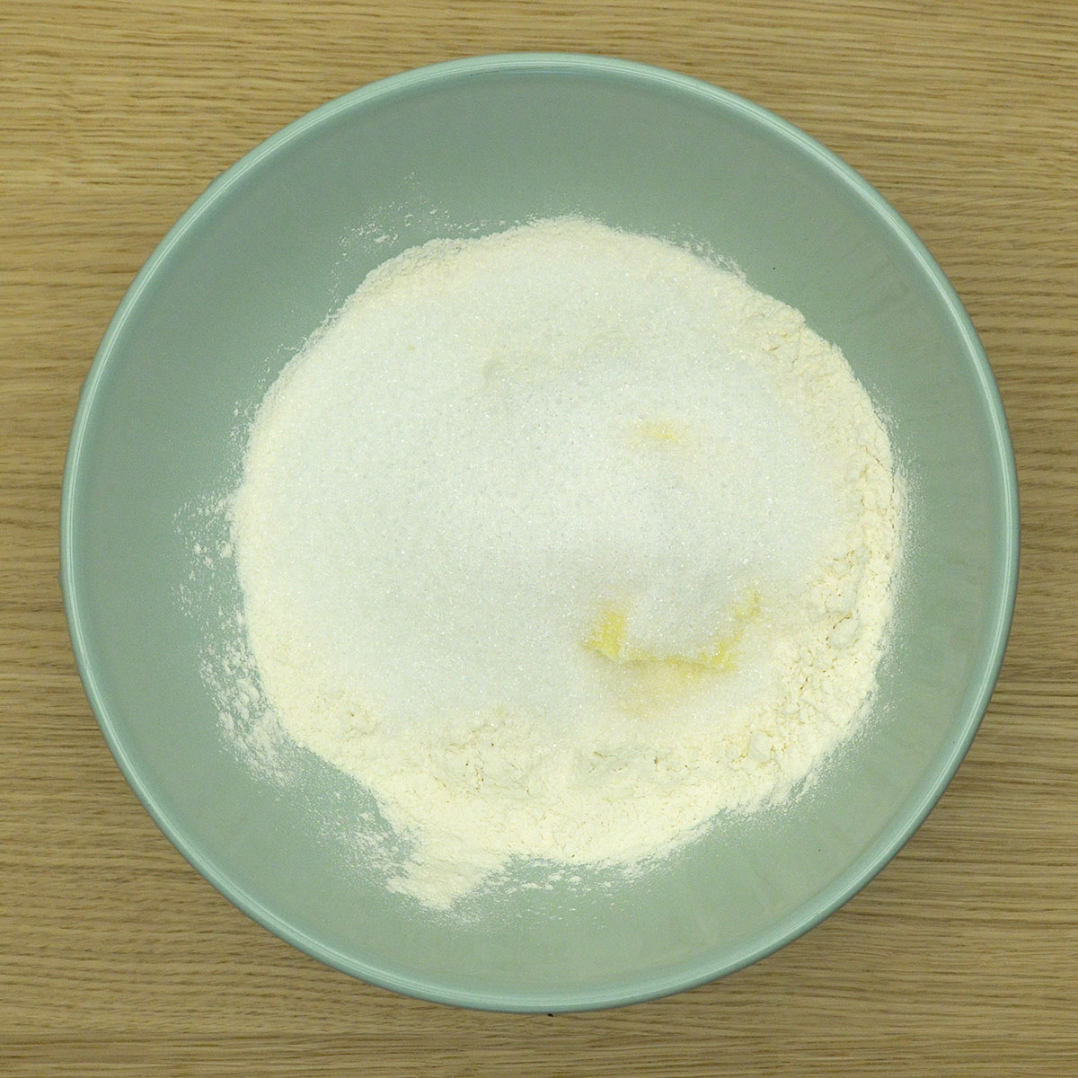Mistura de farinha, manteiga e açúcar para a massa do biscoito.
