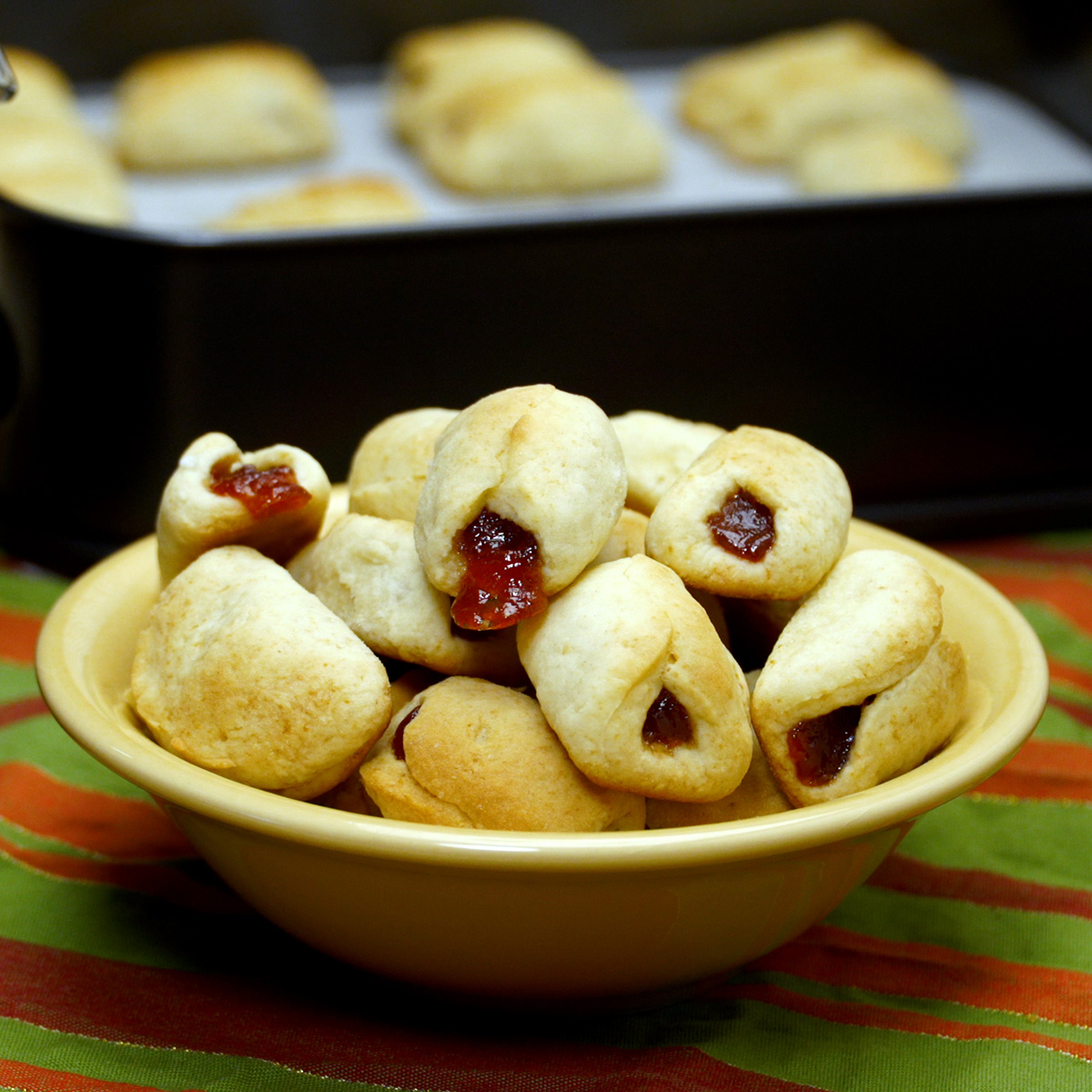 Biscoitos de goiabada prontos servidos em tigela.