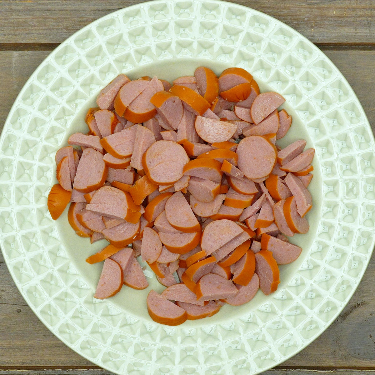 Salsichas cortadas em rodelas uniformes para cachorro-quente.