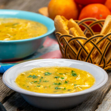 Empratamento caldo de frango com mandioca finalizado com coentro.