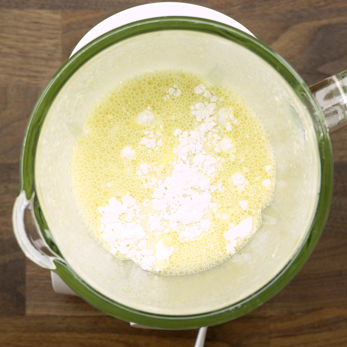 Mistura de milho recebendo amido de milho no liquidificador.