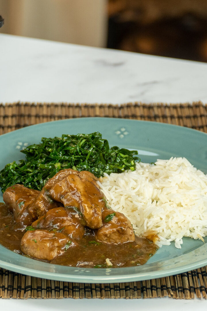 Empratamento dadinho suíno na cerveja preta com arroz e couve de acompanhamento.