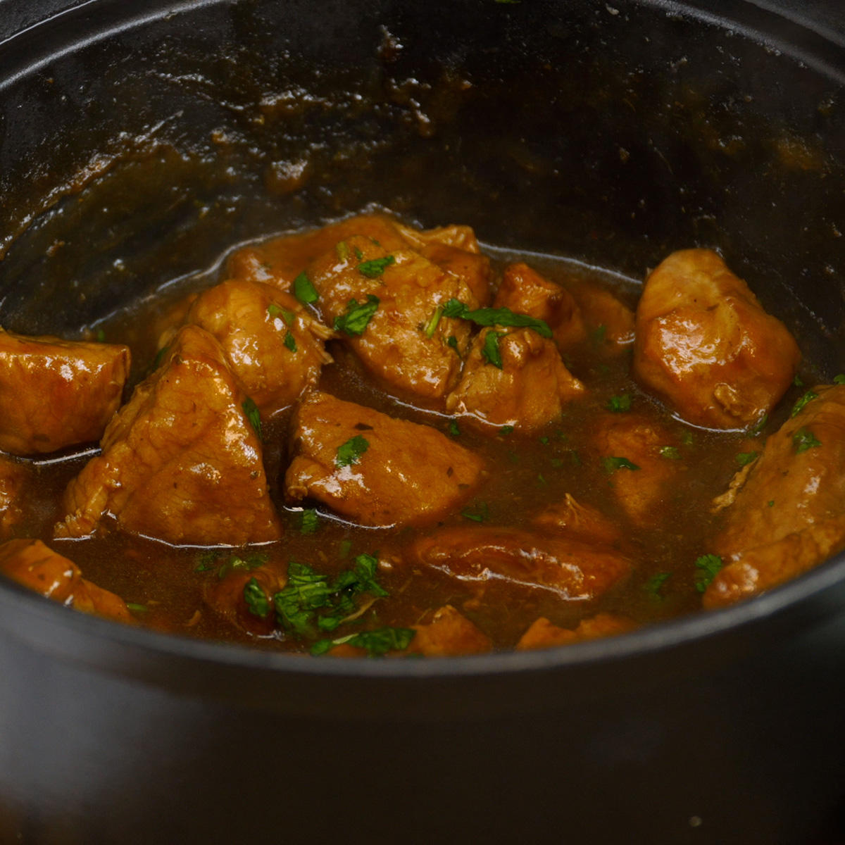 Dadinho suíno na cerveja preta cozido e pronto para servir.