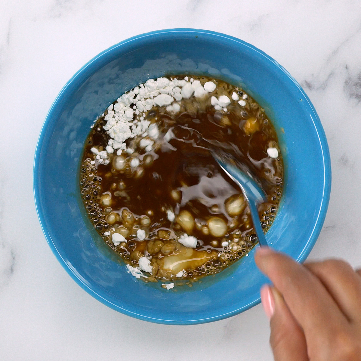 Mistura de amido de milho com molho de soja em uma tigela.