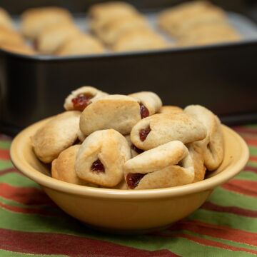 Empratamento biscoitos de iogurte com goiabada sendo servido.