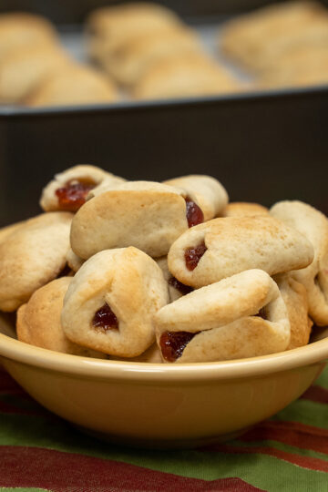 Empratamento biscoitos de iogurte com goiabada sendo servido.