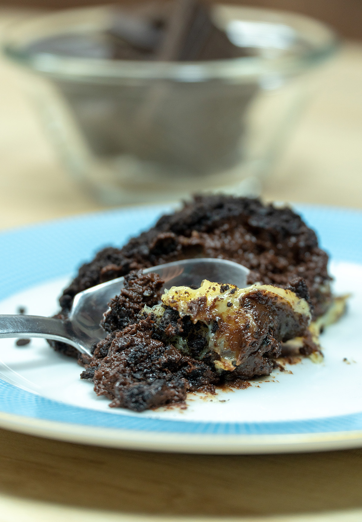 Pavê de  Oreo com chocolate servido no prato.