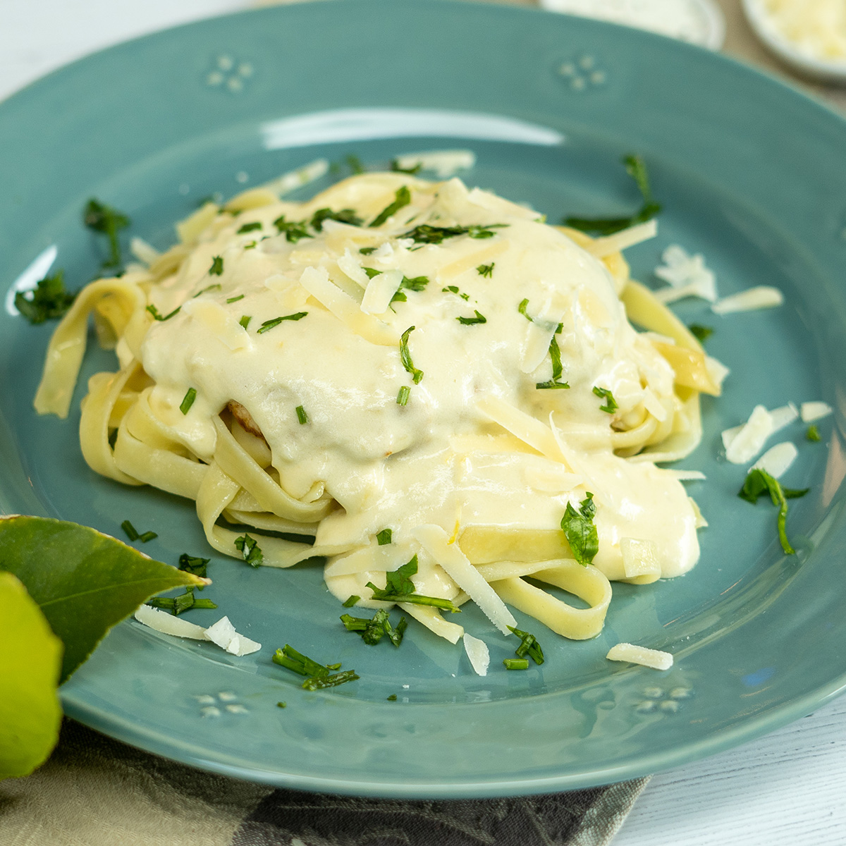 Tagliatelle com frango e molho cremoso de limão-siciliano pronto para servir.