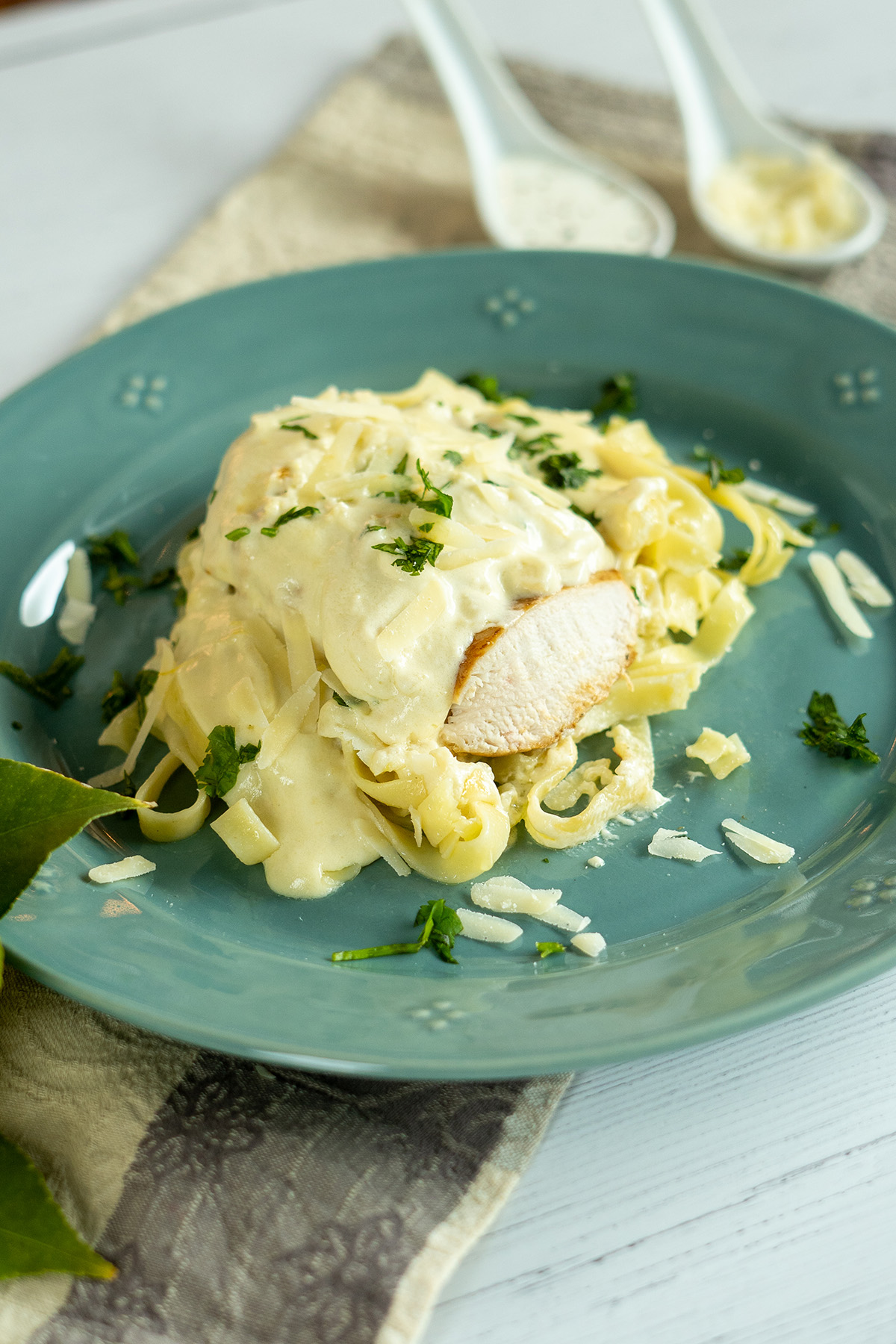 Tagliatelle com peito de frango ao creme de limão-siciliano servido no prato.