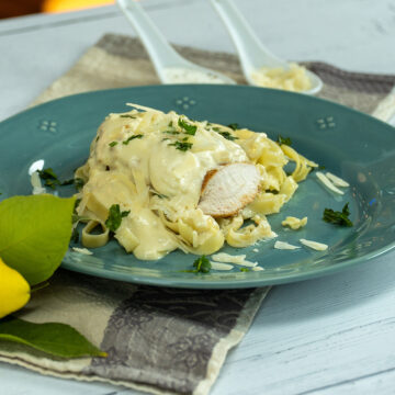 Empratamento tagliatelle com peito de frango ao creme de limão siciliano pronto.