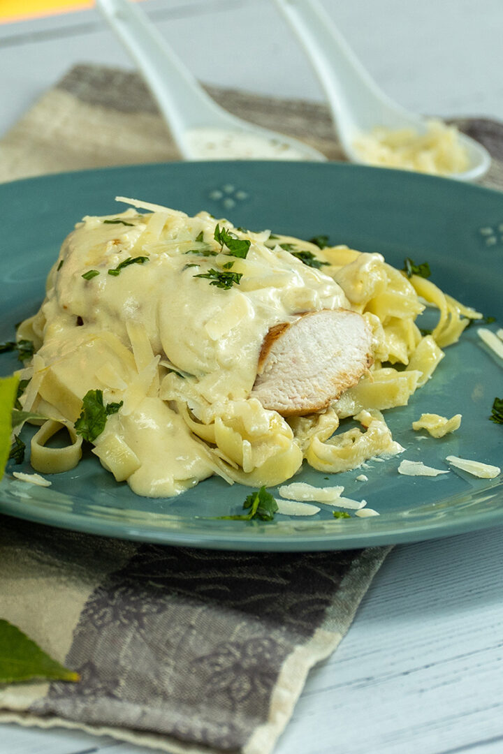 Empratamento tagliatelle com peito de frango ao creme de limão siciliano pronto.
