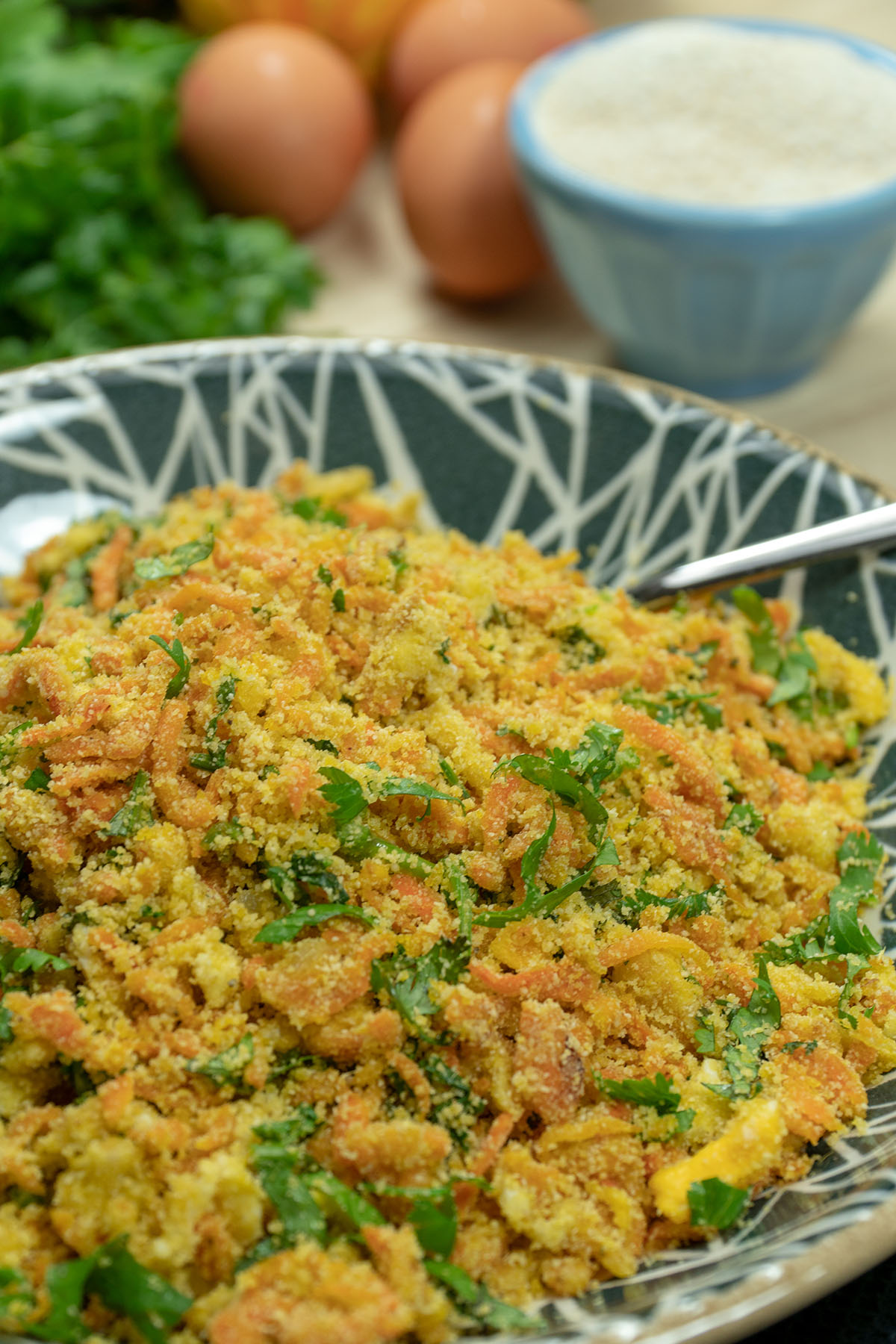 Empratamento de farofa de cenoura com ovos.