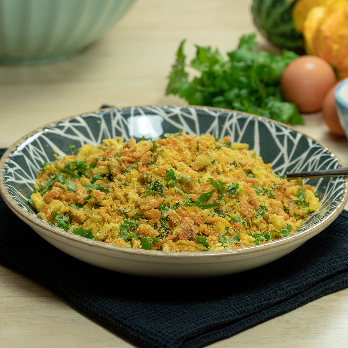 Empratamento farofa de cenoura e ovo.