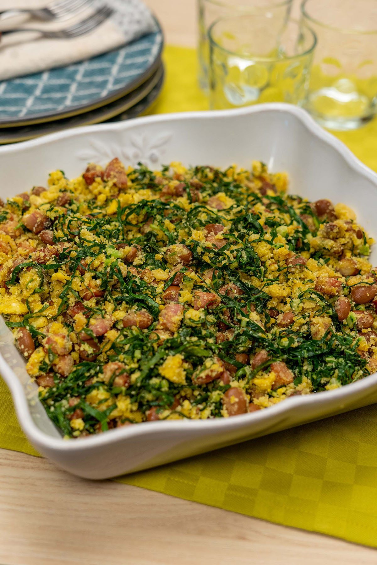 Farofa de feijão tropeiro pronta sendo servida em travessa.