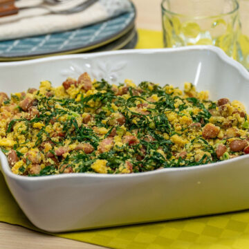 Farofa de feijão tropeiro pronta sendo servida na travessa.