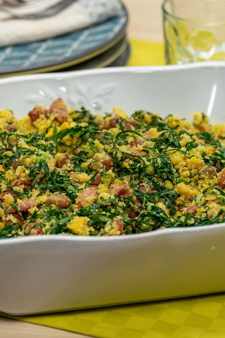 Farofa de feijão tropeiro pronta sendo servida na travessa.