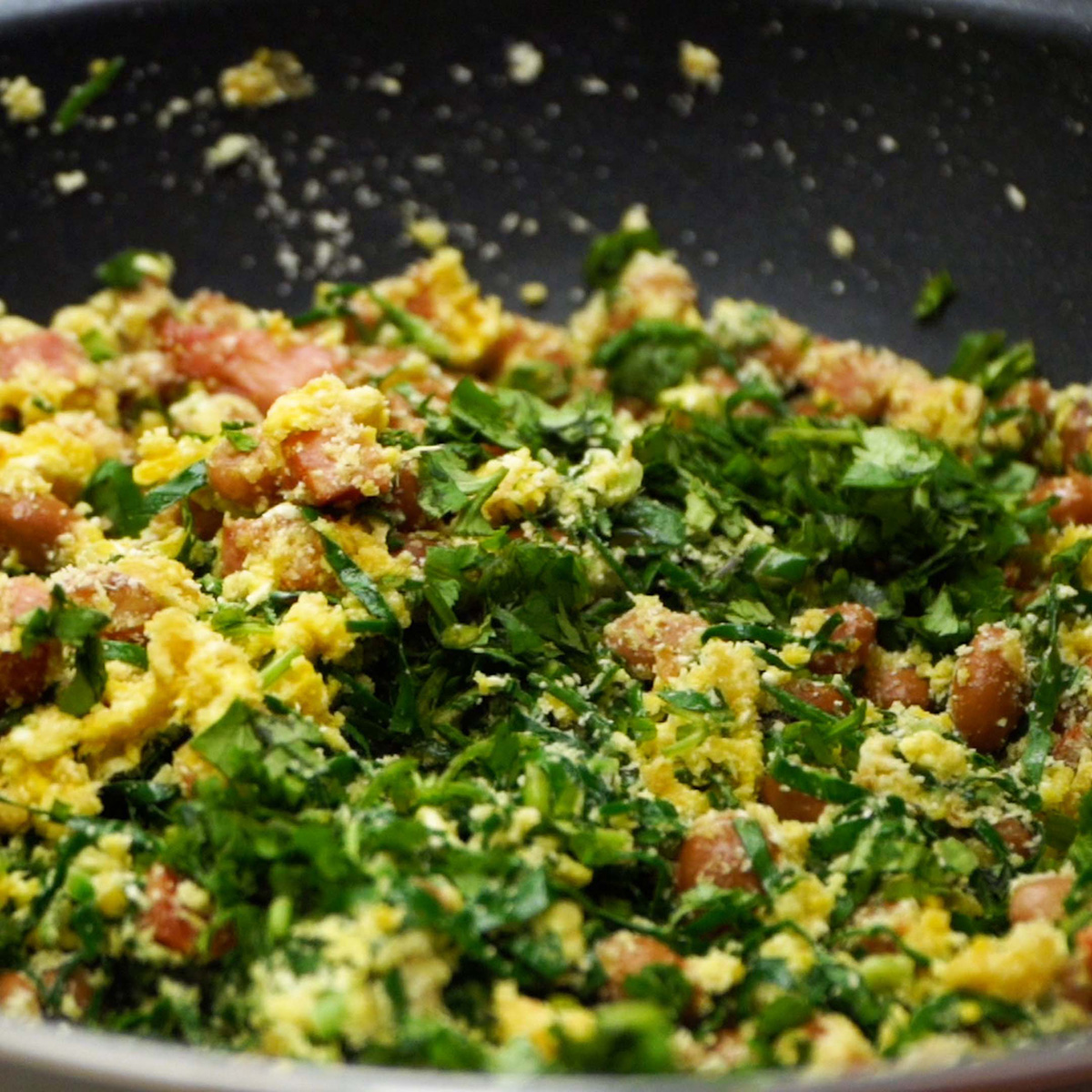 Farofa de feijão tropeiro pronta sendo preparada na frigideira.