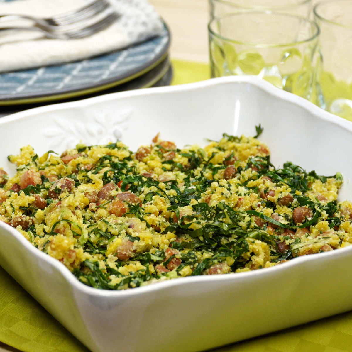 Farofa de feijão tropeiro pronta servida em travessa com textura soltinha.