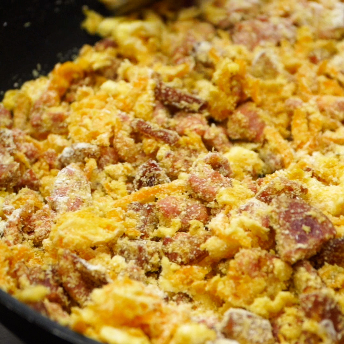 Farofa gourmet sendo preparada na frigideira.