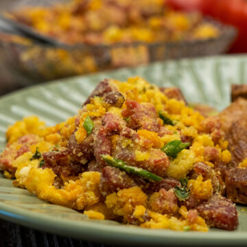 Empratamento farofa gourmet com carne e alface.