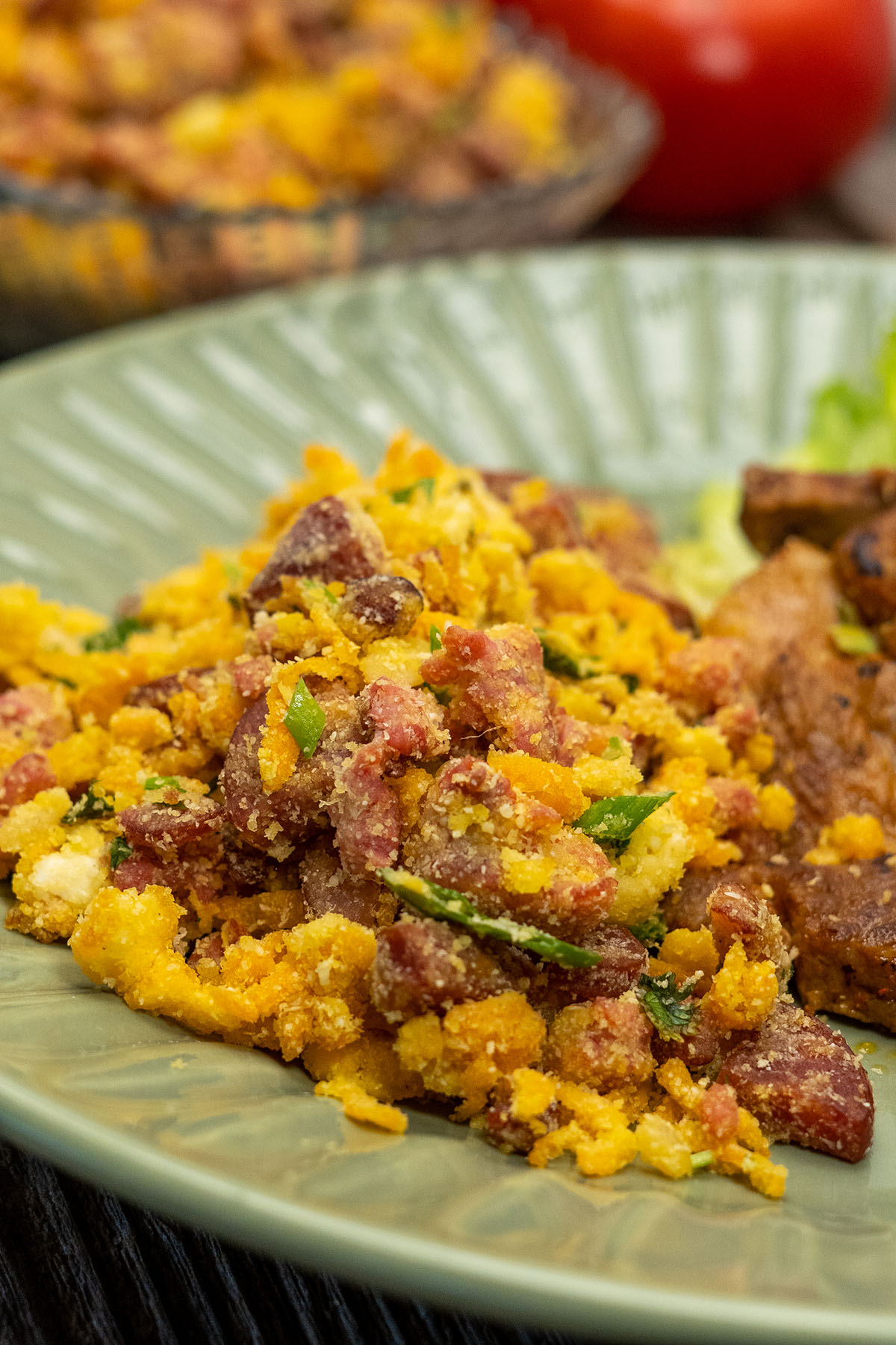 Empratamento de farofa gourmet com carne e alface.