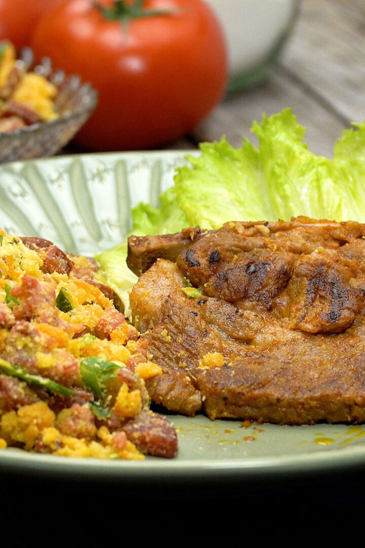 Empratamento farofa gourmet com carne e alface.