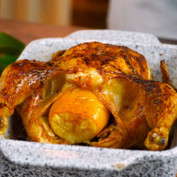 Frango assado ao limão siciliano saindo do forno.