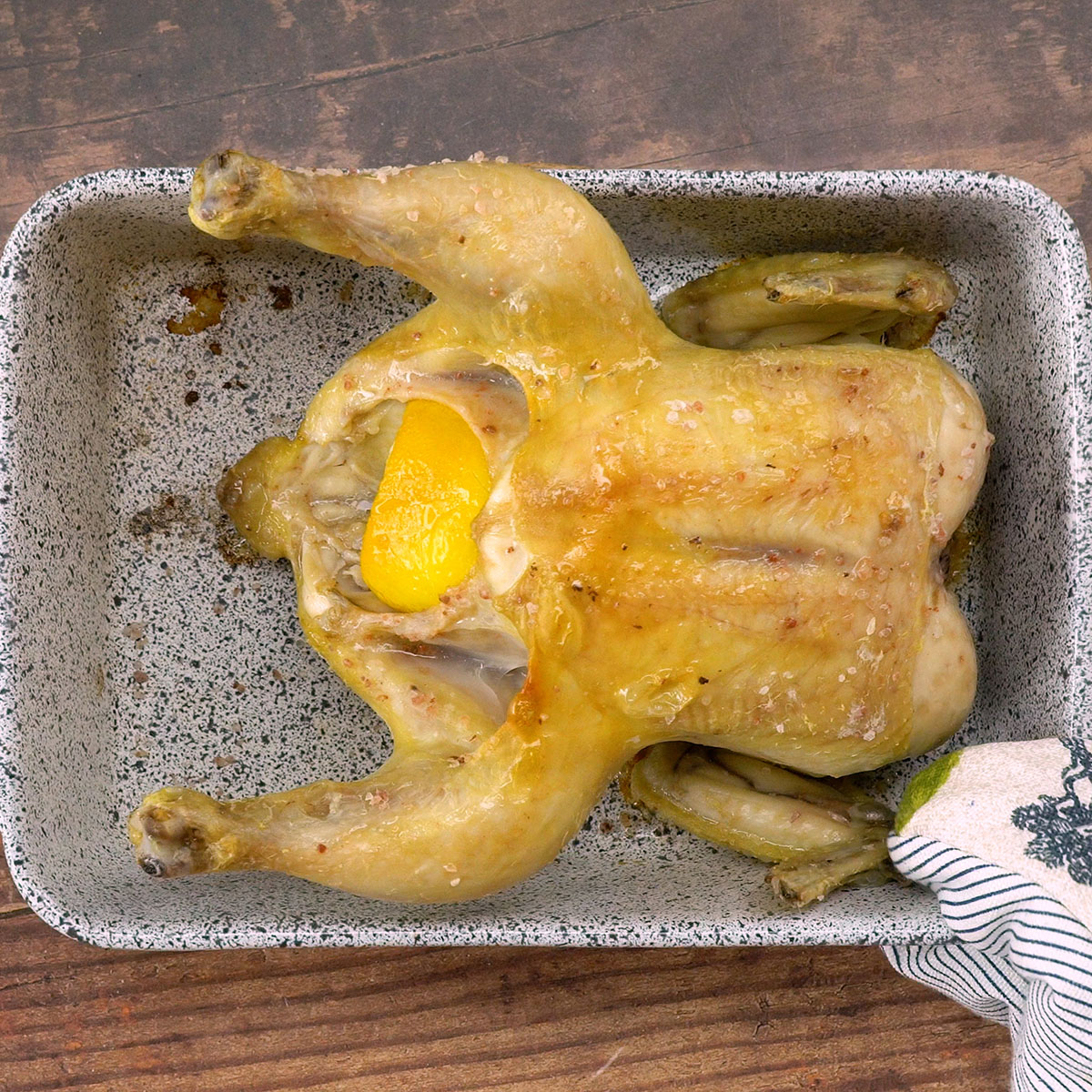Frango voltando ao forno para terminar de dourar.