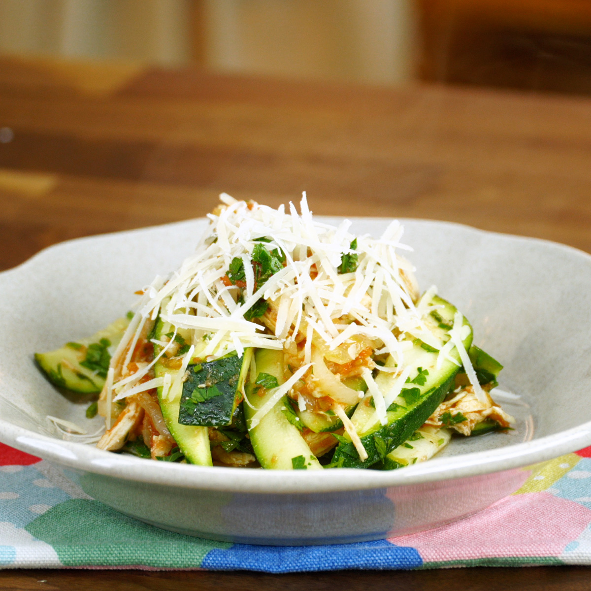 Frango com abobrinha finalizado com queijo parmesão ralado.