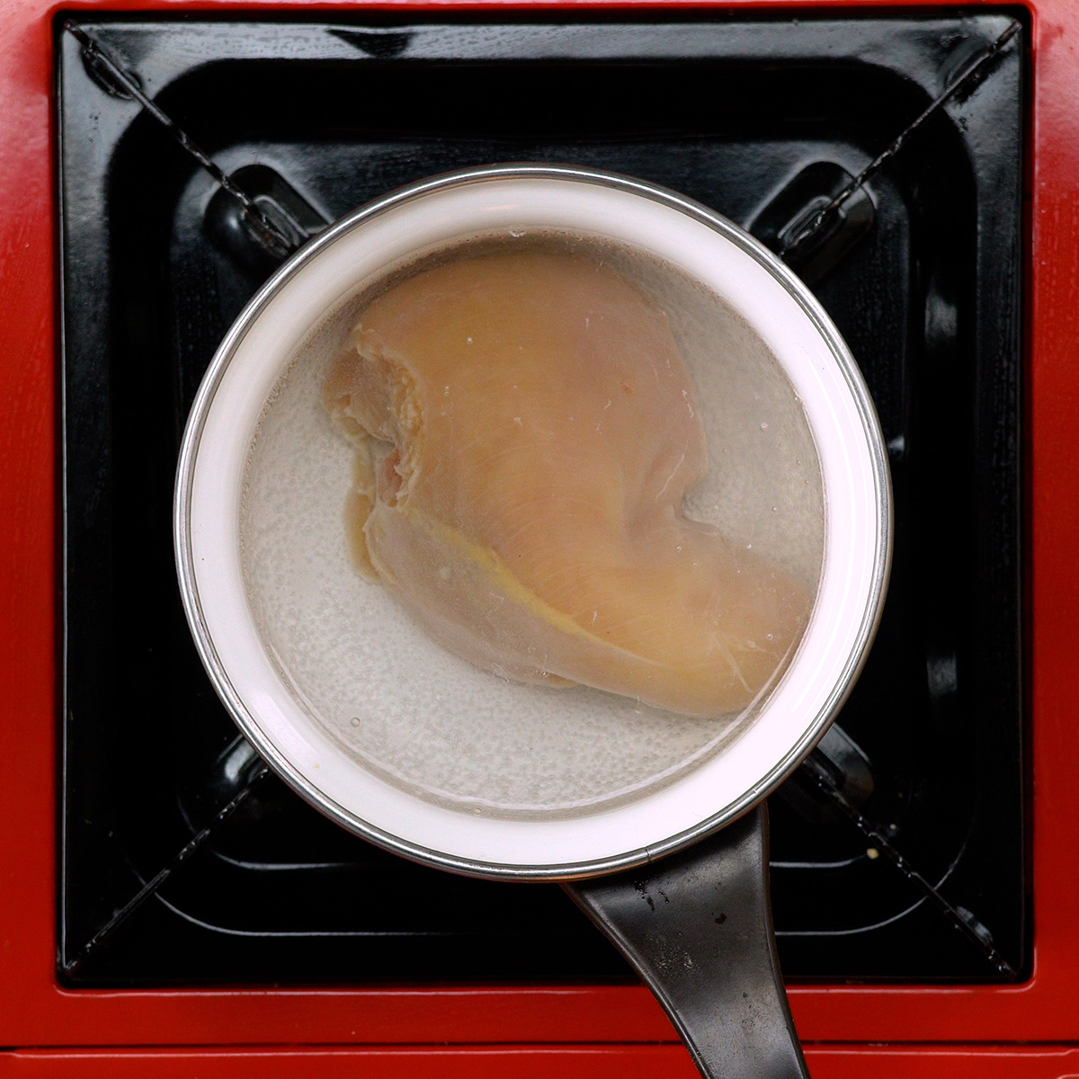 Peito de frango cozido pronto para ser desfiado.