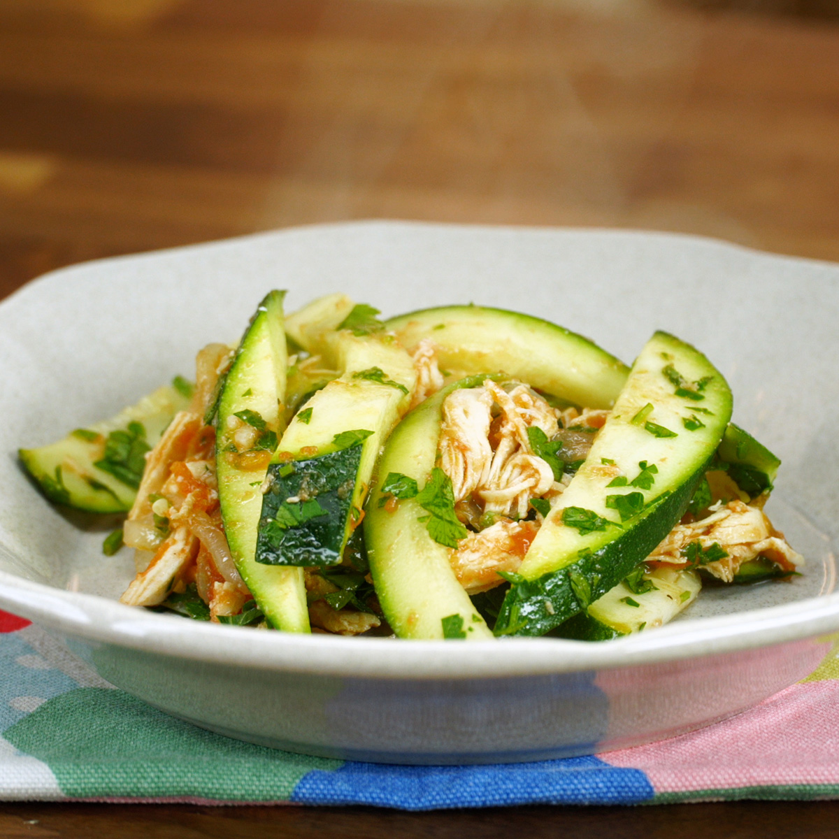 Frango com abobrinha pronto servido no prato.