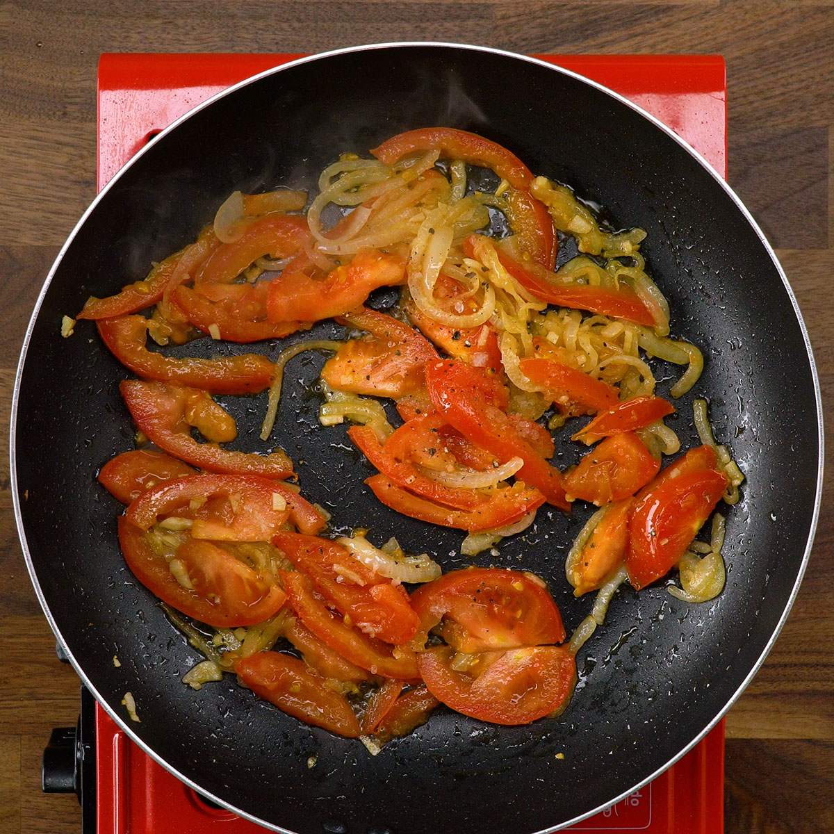 Refogado sendo temperado com sal e pimenta-do-reino.