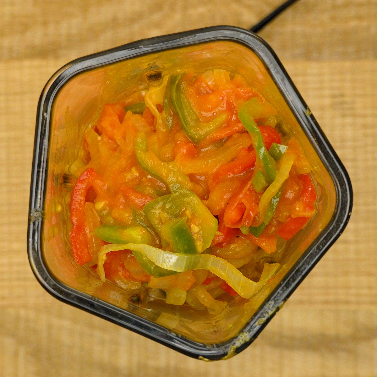 Legumes batidos formando a base cremosa da moqueca de camarão.