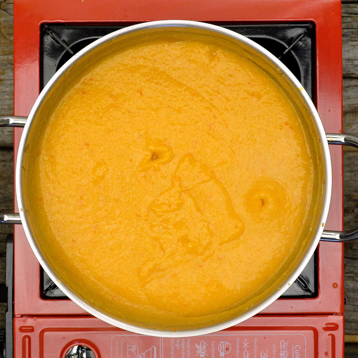 Pirão de camarão sendo preparado com caldo e farinha de mandioca.