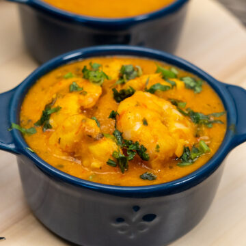 Moqueca de camarão pronta finalizada com coentro.