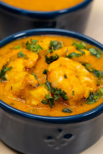Moqueca de camarão pronta finalizada com coentro.