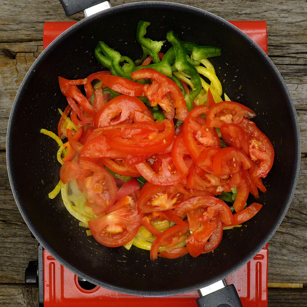 Legumes refogados com azeite de dendê para o molho da moqueca.