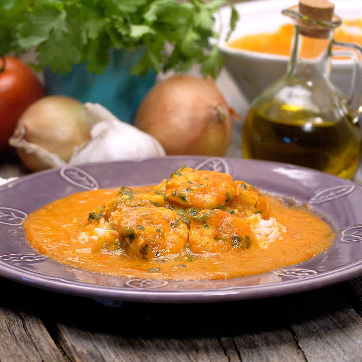 Moqueca de camarão servida com pirão cremoso e arroz branco.