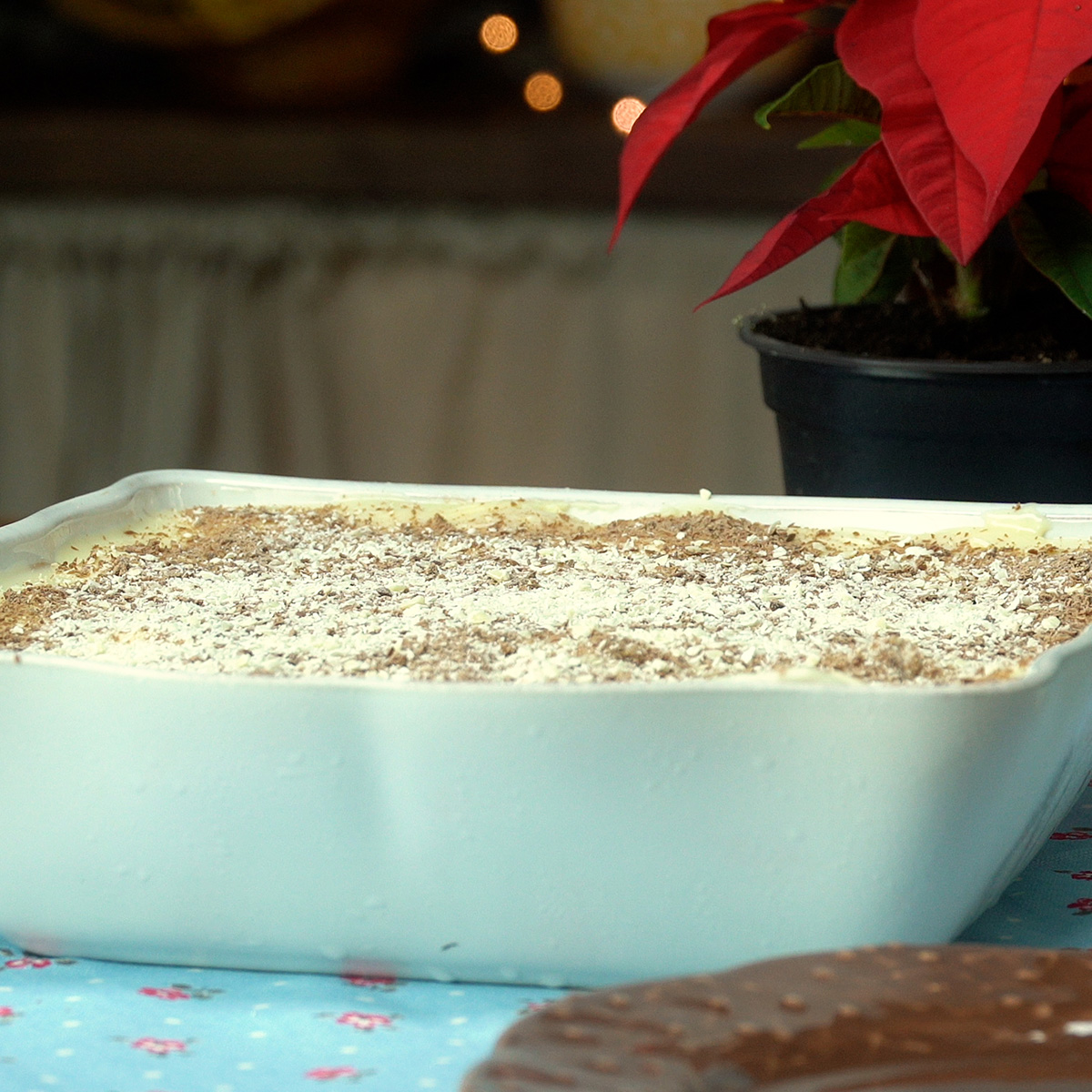 Pavê de chocolate finalizado com raspas, pronto para servir.