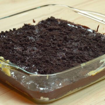 Pavê de Oreo com chocolate pronto para ser servido.
