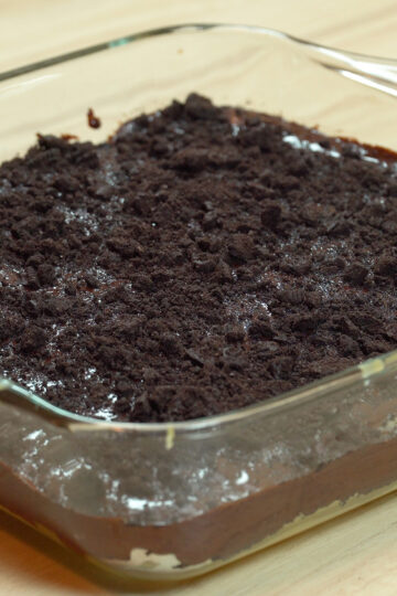Pavê de Oreo com chocolate pronto para ser servido.