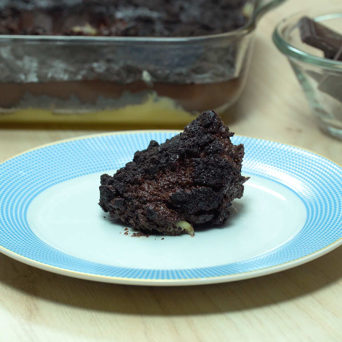 Pavê de Oreo com chocolate cremoso pronta para servir em travessa gelada.