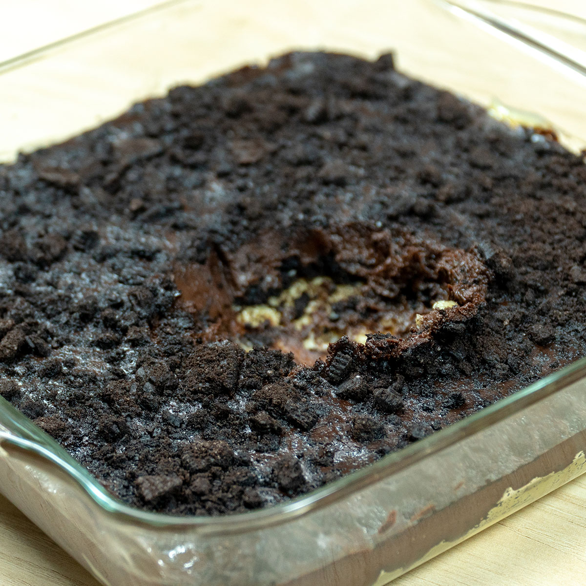 Pavê de Oreo com chocolate sendo servido.