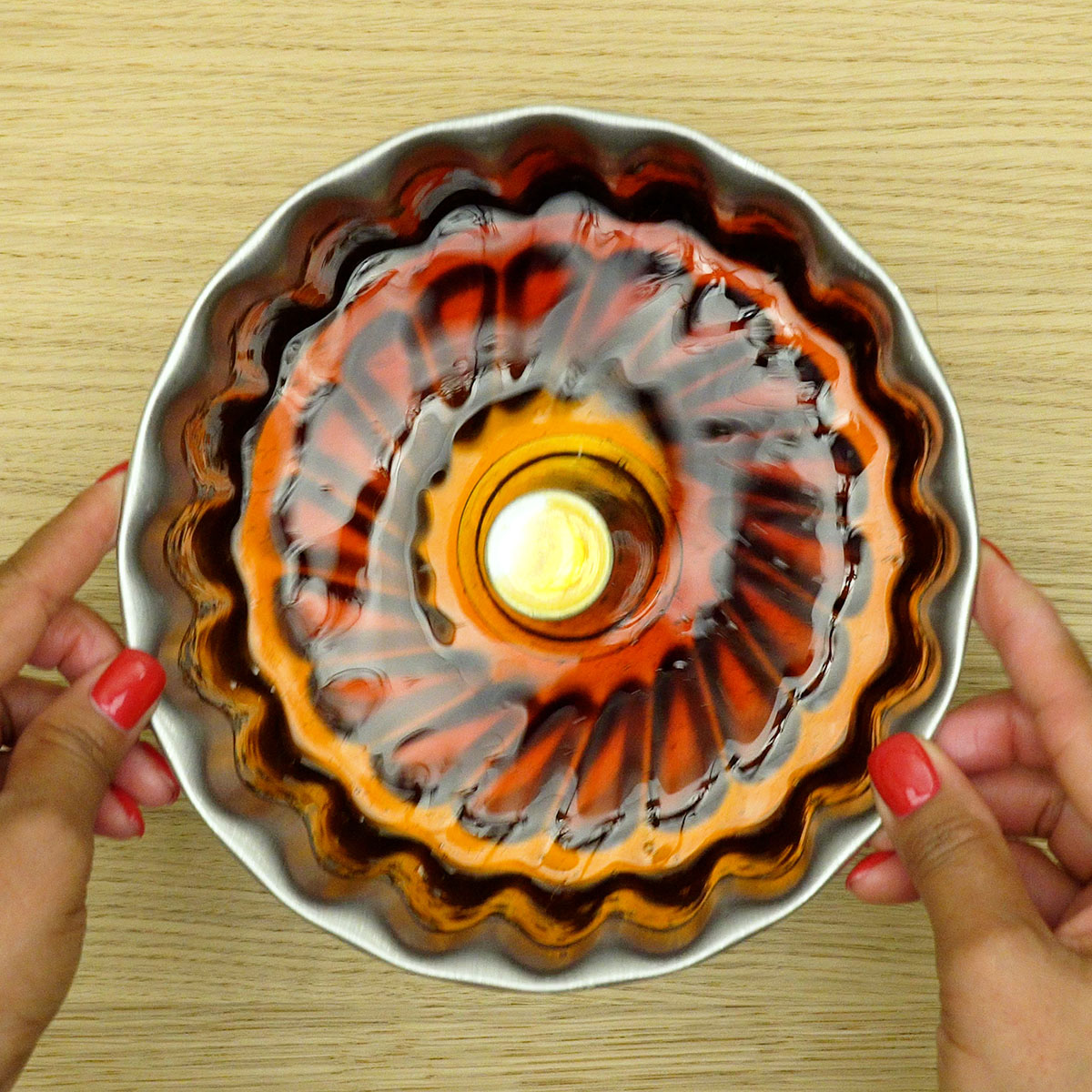 Forma de pudim coberta com camada de caramelo dourado.