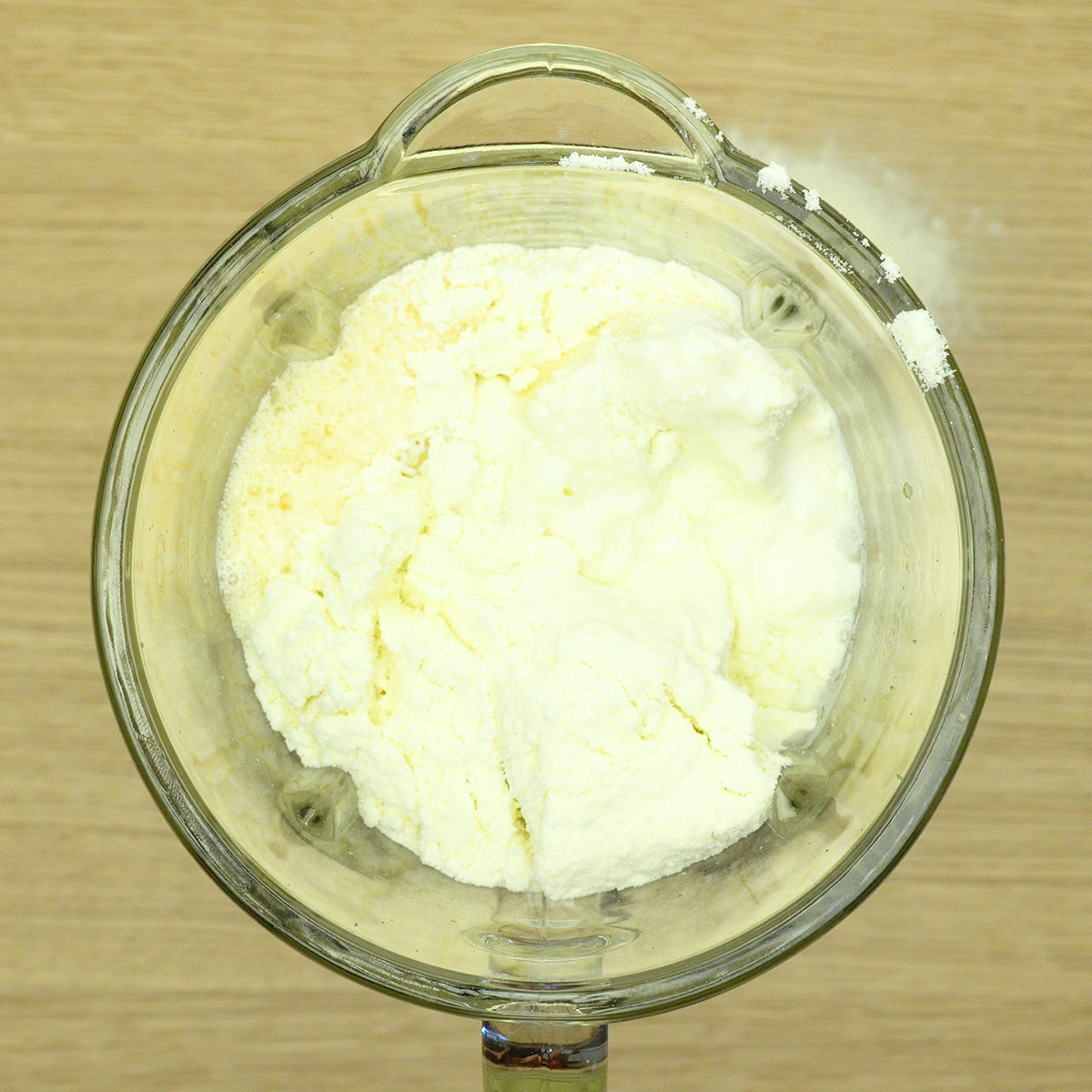 Mistura de pudim dois leites sendo batida no liquidificador até ficar cremosa.