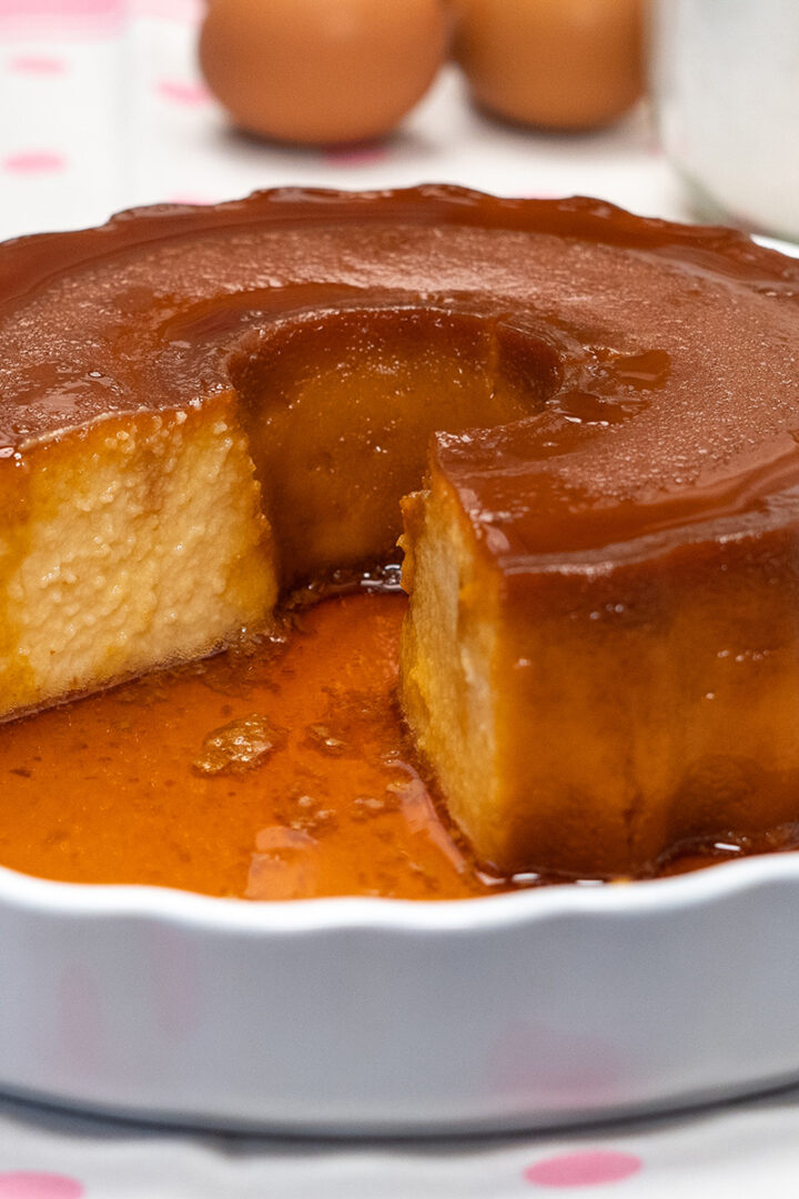 Pudim de leite em pó com leite de coco pronto sendo servido em fatias.
