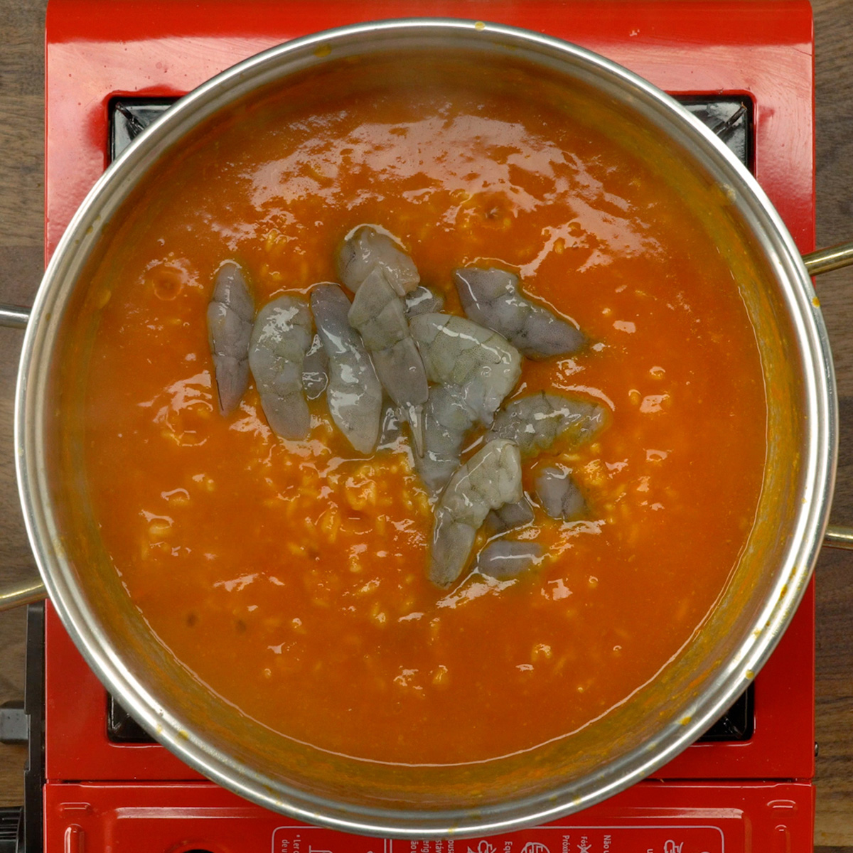 Camarões frescos adicionados ao arroz com pimenta dedo de moça.