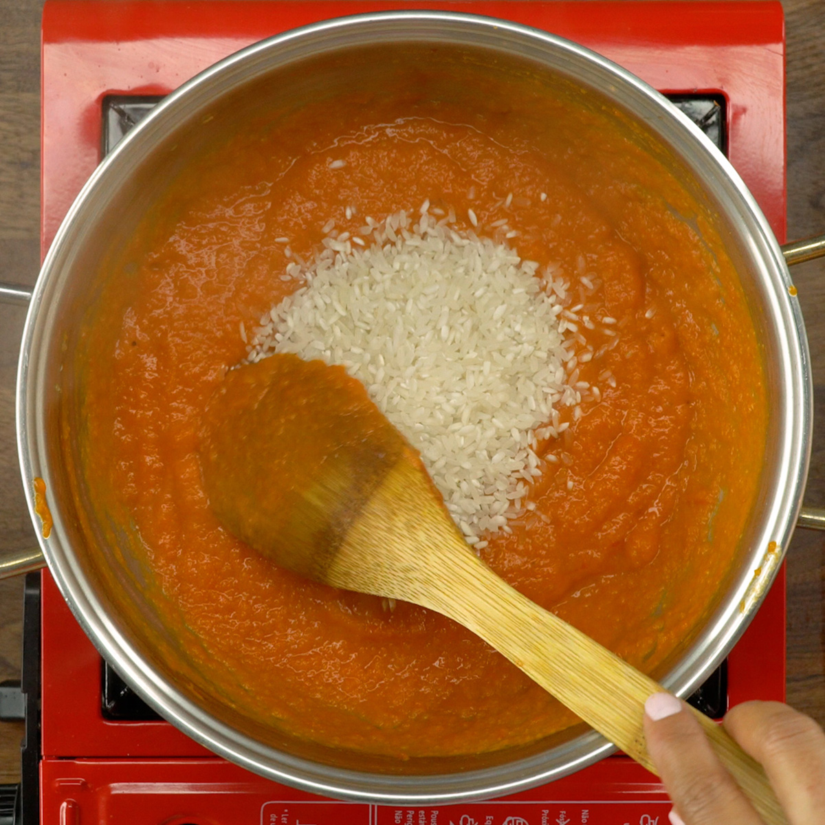 Arroz sendo refogado junto aos temperos do arroz de camarão.