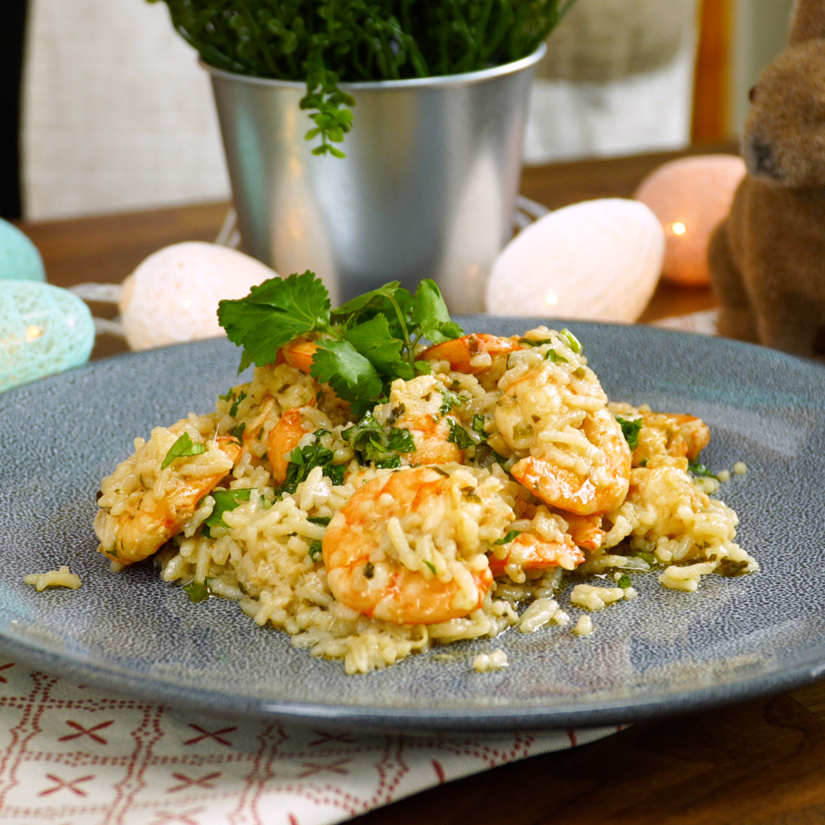 Arroz de camarão com leite de coco finalizado com coentro fresco.