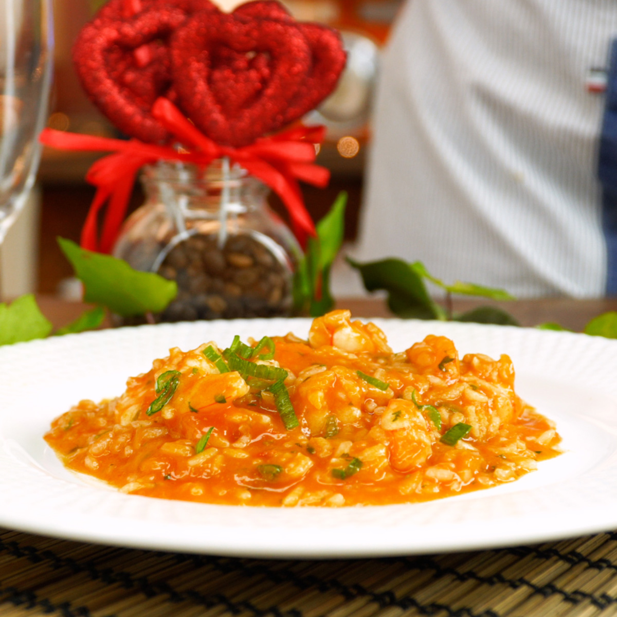 Arroz de camarão finalizado com coentro fresco servido quente.